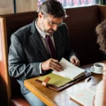 business-people-discussing-cafe